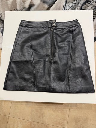Falda de cuero negra