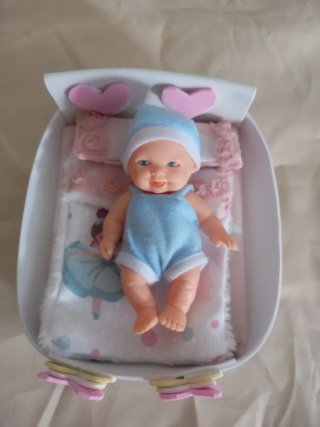 Bebé con cunita y accesorios