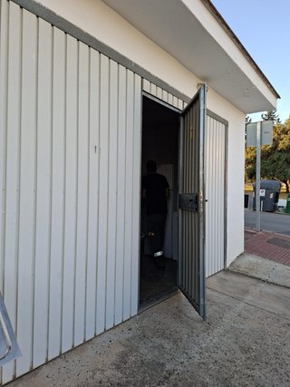 Puerta de garaje blanca