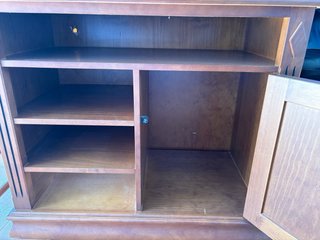 Mesa TV madera con puerta y estantes