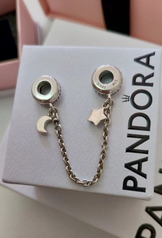 Cadena de seguridad con luna creciente y estrella.