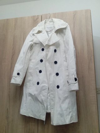 Gabardina marca Zara color Blanco Talla M
