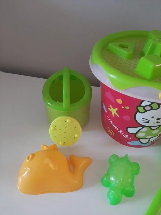 Cubo y accesorios de playa Hello Kate