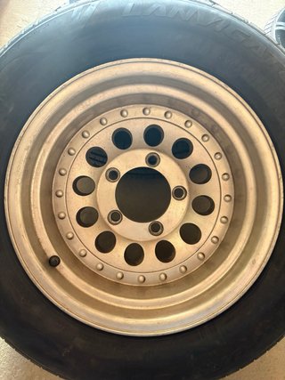 5 llantas 15x8.5JJ / 5x139 + 4 neumáticos