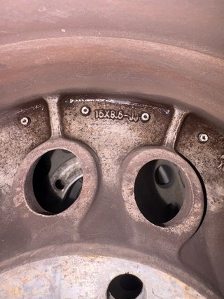 5 llantas 15x8.5JJ / 5x139 + 4 neumáticos
