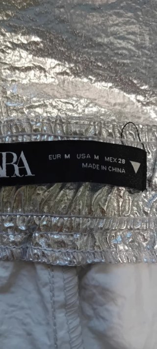 Pantalón metalizado Zara