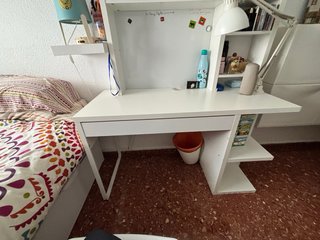 Mesa de estudio blanca y multicolor