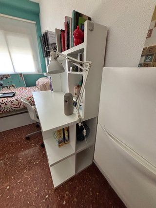 Mesa de estudio blanca y multicolor