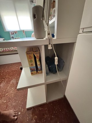 Mesa de estudio blanca y multicolor