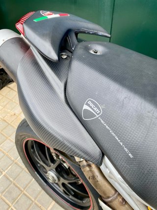 Ducati Hypermotard 1100S carbono