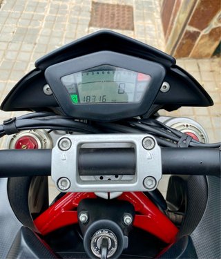 Ducati Hypermotard 1100S carbono