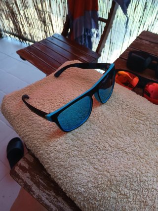 Gafas de sol polarizadas negras y azules