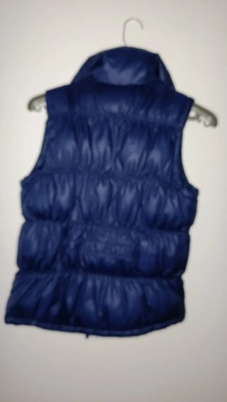 Chaleco acolchado azul marino.