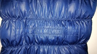 Chaleco acolchado azul marino.