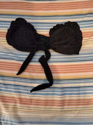Top bikini negro con volantes