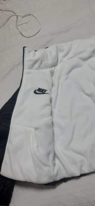 Plumas Nike Negro unisex. Reversible.