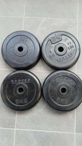 Discos de pesas DOMYOS 5 kg recubiertos de goma.