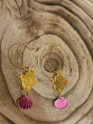 Pendientes metacrilato dorados con concha rosa