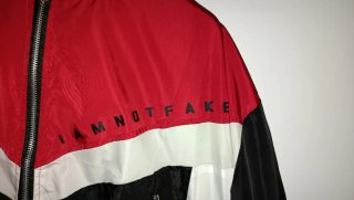 Chaqueta croptop bomber roja, blanca y negra