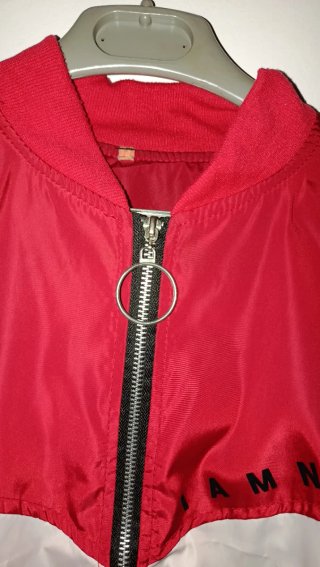 Chaqueta croptop bomber roja, blanca y negra