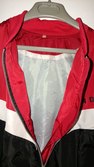 Chaqueta croptop bomber roja, blanca y negra