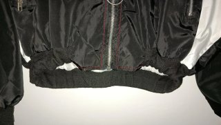Chaqueta croptop bomber roja, blanca y negra