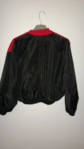 Chaqueta croptop bomber roja, blanca y negra