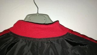 Chaqueta croptop bomber roja, blanca y negra