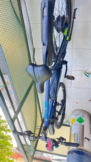Bicicleta Eléctrica Azul y Negra