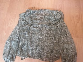Blusa Zara verde floral volantes