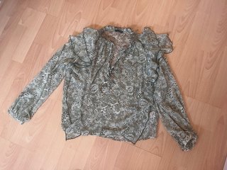 Blusa Zara verde floral volantes