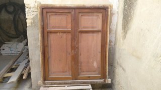 Dos ventanas de madera con mosquiteras.