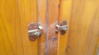 Dos ventanas de madera con mosquiteras.