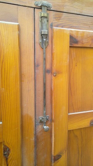 Dos ventanas de madera con mosquiteras.