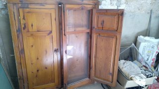 Dos ventanas de madera con mosquiteras.