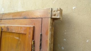 Dos ventanas de madera con mosquiteras.