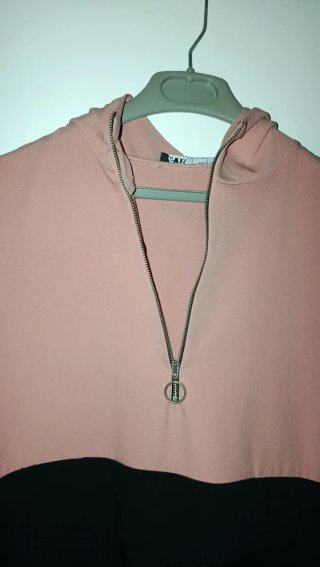 Sudadera fina color rosa, blanca y negra