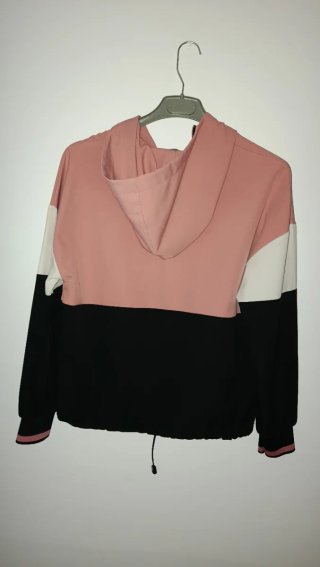 Sudadera fina color rosa, blanca y negra
