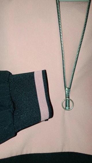 Sudadera fina color rosa, blanca y negra