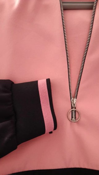 Sudadera fina color rosa, blanca y negra