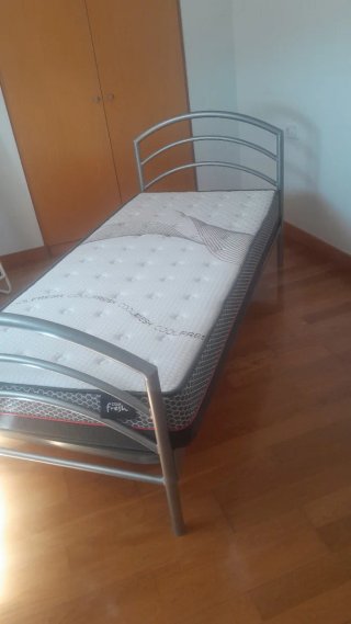 Cama y colchón individual