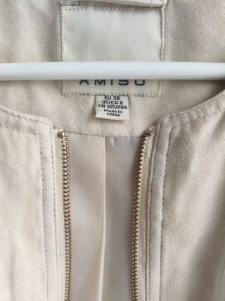 Chaqueta Amisu beige cremalleras doradas