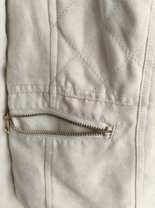 Chaqueta Amisu beige cremalleras doradas