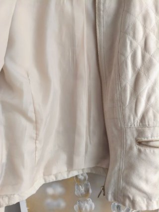 Chaqueta Amisu beige cremalleras doradas