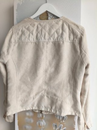 Chaqueta Amisu beige cremalleras doradas
