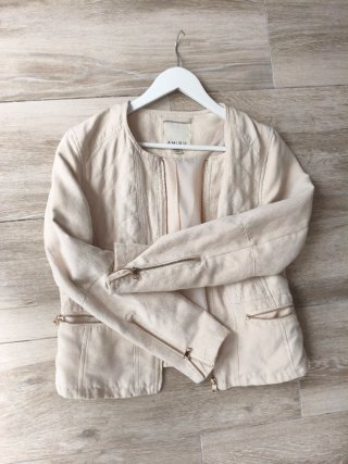 Chaqueta Amisu beige cremalleras doradas