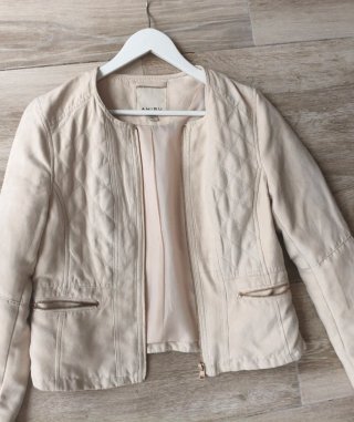Chaqueta Amisu beige cremalleras doradas