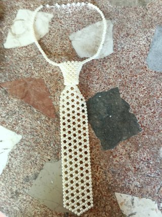 Corbata de perlas artificiales