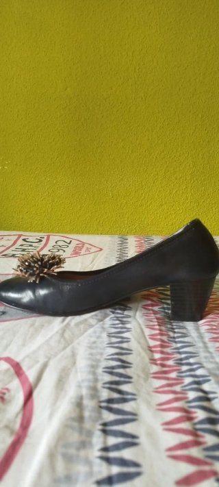 Zapatos planos azul marino con pompón