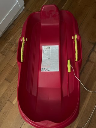 Trineo rojo con asas y cuerda